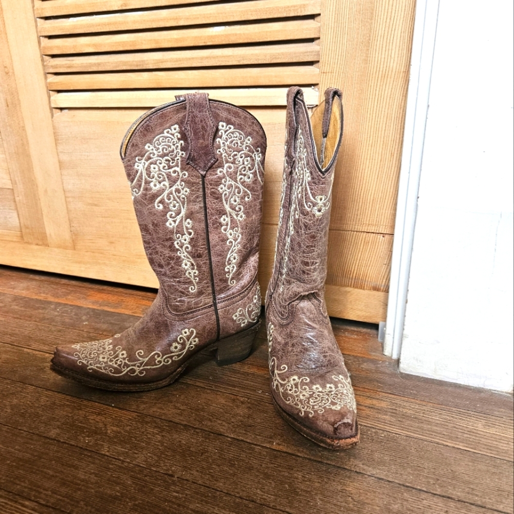 Beautiful embroidered boots for any occasion 😍